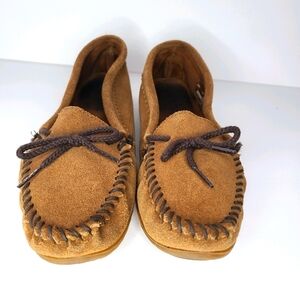 Minnetonka top tied suede moccasins